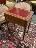 Table de salon de style Louis XVI, H : 76 cm L : 60 cm