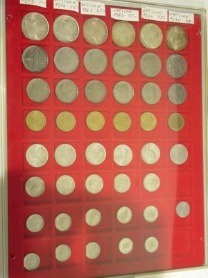une photo montrant une collection de pièces de monnaie exposée dans une vitrine