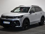 Le SUV Volkswagen blanc est garé dans une pièce au sol carrelé.