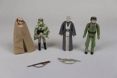 cinq figurines représentant des personnages de Star Wars posées sur une surface blanche