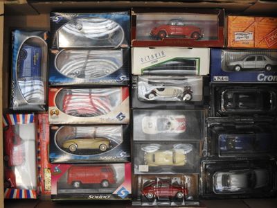 une boîte remplie de petites voitures et d'autres jouets