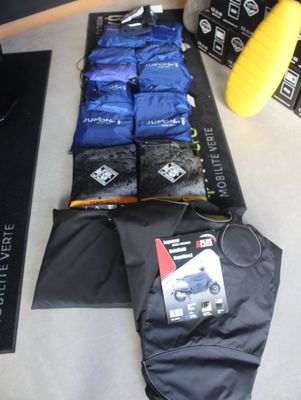 de nombreux sacs posés par terre à côté d'un sac