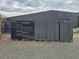 un gros tas de barres d'acier noires posé devant un immeuble