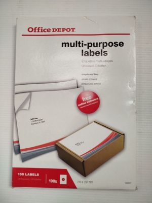 Le paquet d'étiquettes multi-usages Office Depot se trouve sur la table