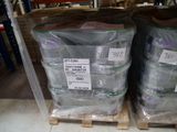 deux piles de bacs en plastique posées sur une palette dans un entrepôt
