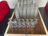 beaucoup de verres vides posés sur une table
