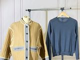 deux vestes posées sur un mannequin dans une pièce