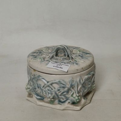 une boîte en céramique avec un couvercle orné d'un motif