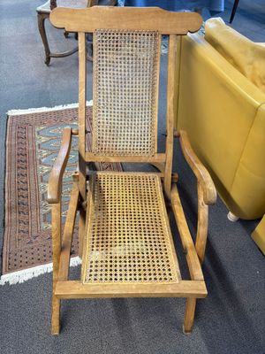 une chaise qui se trouve dans une pièce où il y a un tapis