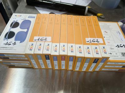 un grand nombre de livres empilés sur une table