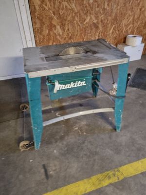 a machine that is sitting on a table in a garage