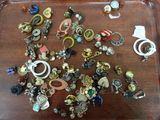 un plateau contenant plusieurs types de bijoux différents