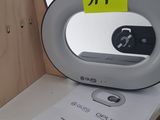 un téléphone portable posé sur une table