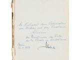 un vieux livre sur lequel on voit des notes manuscrites, posé sur une table