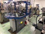 une machine qui se trouve à l'intérieur d'un bâtiment