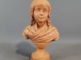 buste en bois sculpté représentant un jeune garçon avec une écharpe autour du cou
