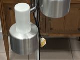 une lampe posée sur un support dans une pièce