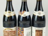 trois bouteilles de vin posées l'une à côté de l'autre sur une table