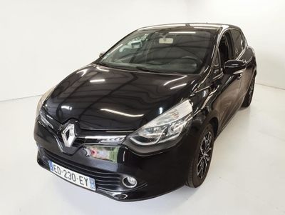 La voiture noire est garée sur le sol blanc de la pièce.