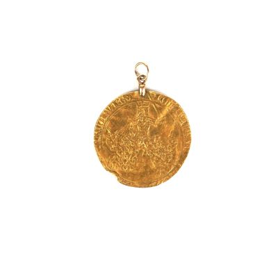 une image d'une pièce d'or sur fond blanc