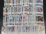 une grande pile de cartes posée sur une table