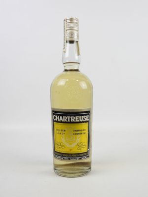une bouteille de liqueur de citron Chartreuse sur fond blanc