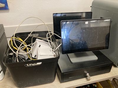 un bureau sur lequel se trouvent un écran, un clavier, une souris et d'autres appareils électroniques