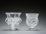 une paire de vases en verre transparent posés l'un à côté de l'autre sur une table