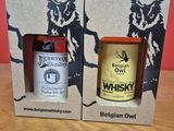 deux bouteilles de whisky dans une boîte en carton posée sur une table