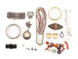 un assortiment de bijoux variés, comprenant des bagues, des bracelets, des bagues et d'autres articles