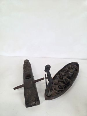 un petit bateau avec un homme à bord, à côté d'un autre petit bateau avec un homme à bord