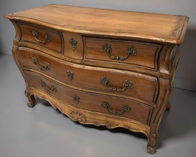 une commode en bois exposée sur un sol gris