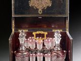 une boîte contenant plusieurs verres à vin