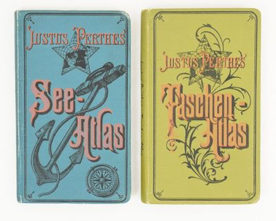 deux livres sont posés l'un à côté de l'autre sur une surface blanche