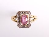 une image représentant une bague sertie d'une pierre rose