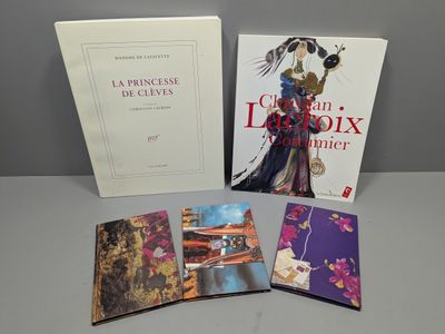 trois livres posés sur une table, avec une jaquette et la photo d'une femme en robe