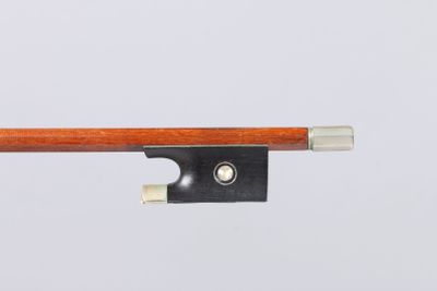 Archet de violon Allemand, en bois de pernambouc, monté mail…