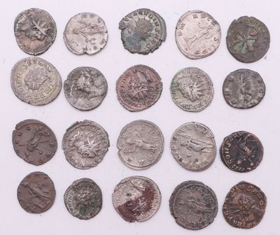 un assortiment de pièces de monnaie romaines antiques sur un fond blanc