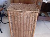 un panier en osier posé par terre