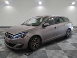 la voiture argentée est garée dans le garage sur un sol en damier