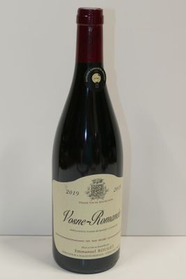 une bouteille de vin posée sur une table