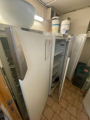 une photo d'une cuisine avec un réfrigérateur et d'autres appareils électroménagers