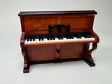un piano posé sur une table