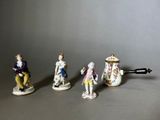 trois figurines représentant des personnes assises côte à côte sur une table