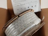 une boîte contenant des guirlandes lumineuses blanches, posée sur une table