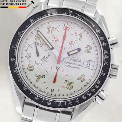 Gros plan sur une montre-bracelet à cadran blanc