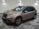 la voiture grise est garée dans le garage sur un sol en damier