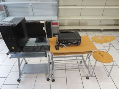 un bureau sur lequel se trouvent un ordinateur portable et une imprimante