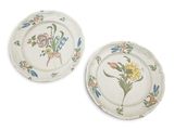deux assiettes blanches ornées de motifs floraux, posées sur une surface blanche