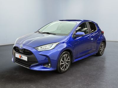 une Toyota Yaris bleue garée dans une pièce au sol noir